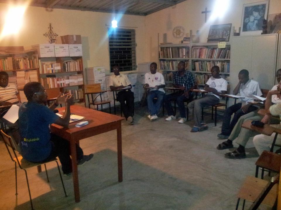 El junior Alain Poudy hablando del carisma calasancio a unos jóvenes haitianos.